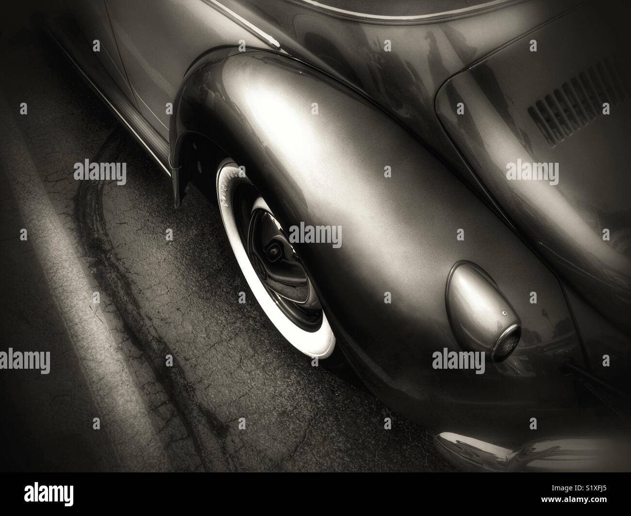 Vintage Volkswagen Kotflügel in Sepia-Ton - Smartphone-aufgenommenes Stockfoto