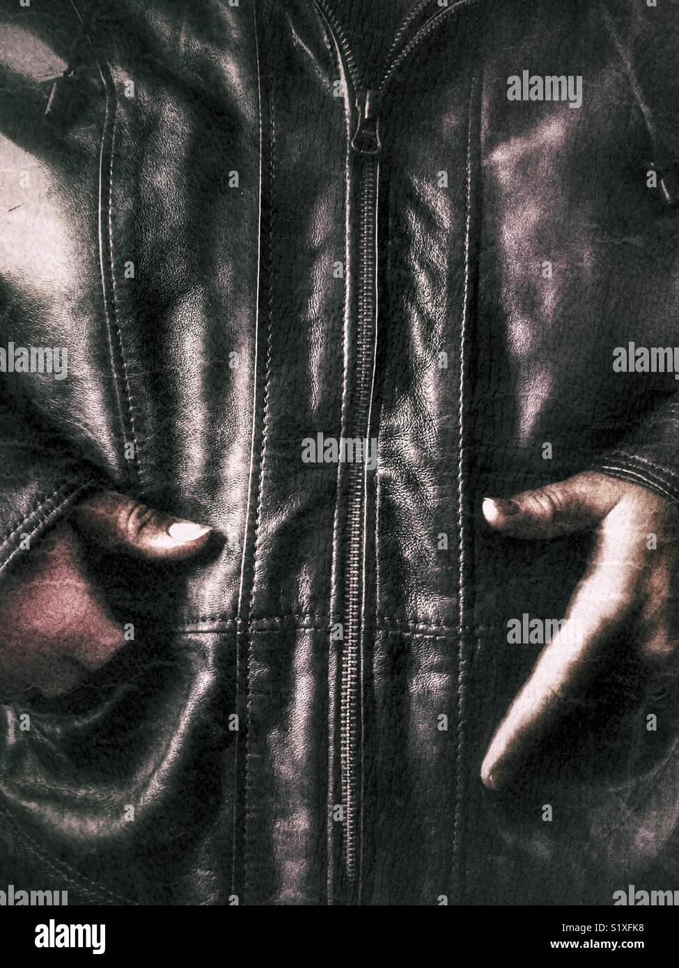 Frau mit Lederjacke, die Hände in den Taschen, Mitte Schnittansicht - Smartphone-aufgenommenes Stockfoto