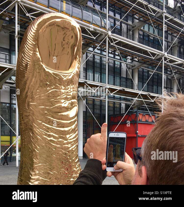 César Daumen Skulptur auf dem iPhone widerspiegelt Stockfoto