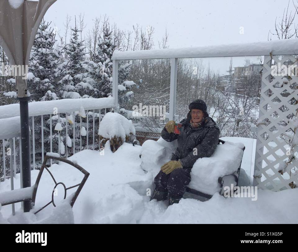 Einen Kaffee außerhalb an einem verschneiten Tag - Smartphone-aufgenommenes Stockfoto