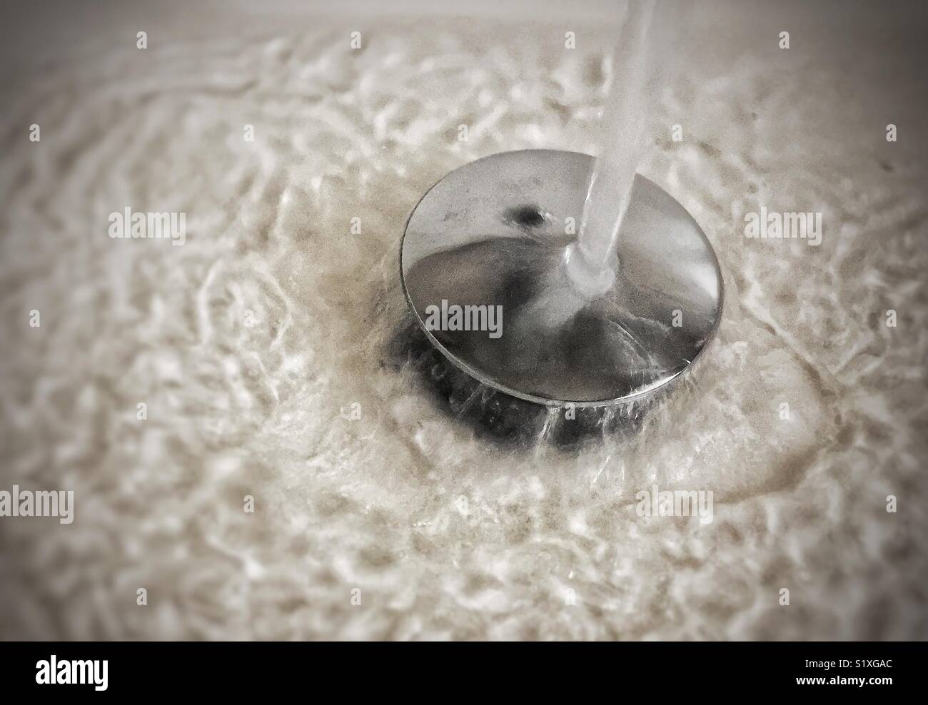 Fließendes Wasser im Waschbecken Stockfoto