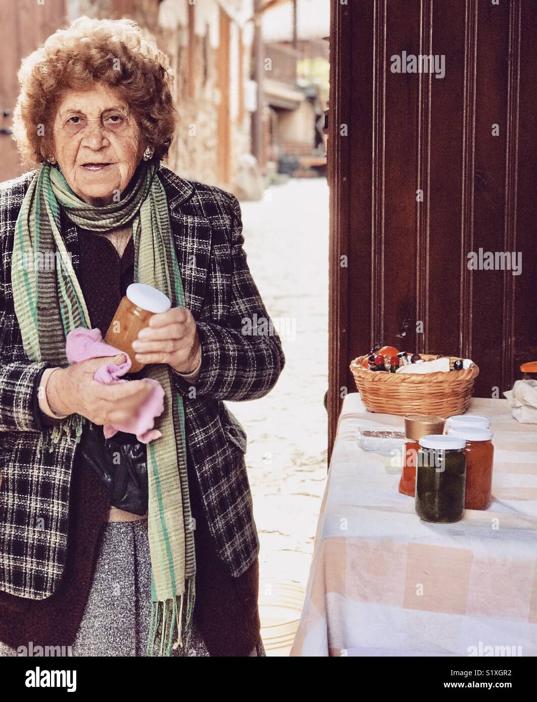 Frau erhalten Ihr "Löffelsüßigkeiten" bereit zu verkaufen, Kakopetria, Troodos-gebirge, Zypern Stockfoto