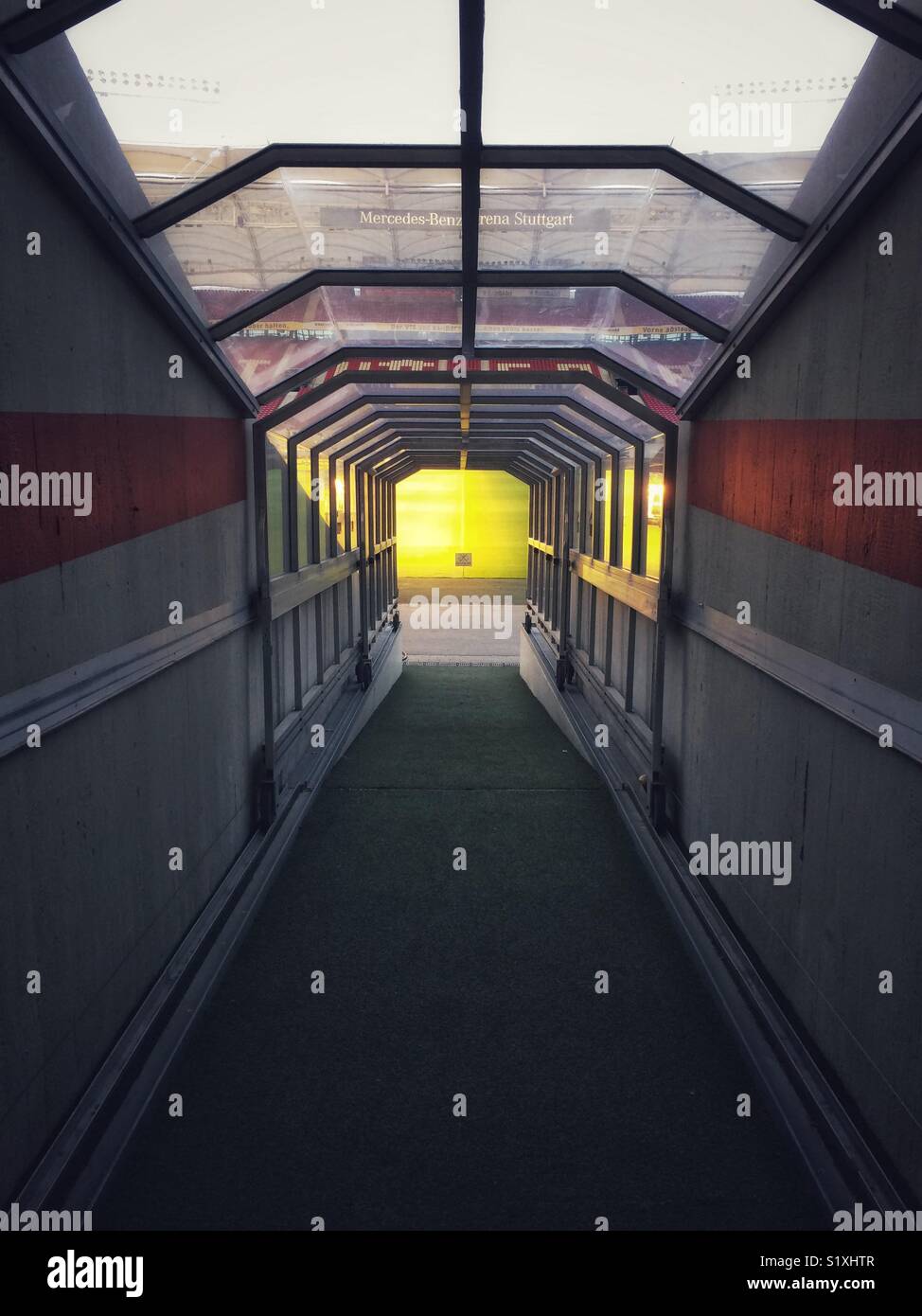 Soccer tunnel -Fotos und -Bildmaterial in hoher Auflösung – Alamy