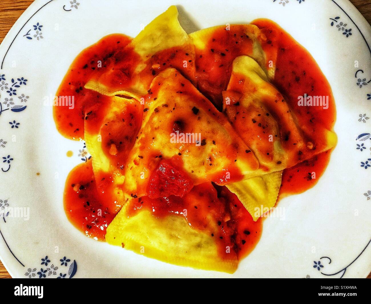 Ravioli mit marinara sauce Stockfoto