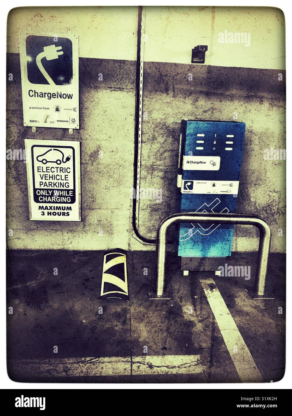 Elektrofahrzeug Ladestation in Kapstadt, Südafrika. - Smartphone-aufgenommenes Stockfoto