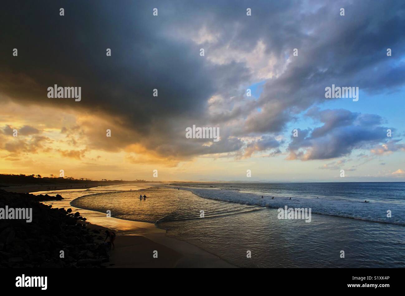 Sonnenuntergang am Strand, Byron Bay Stockfoto