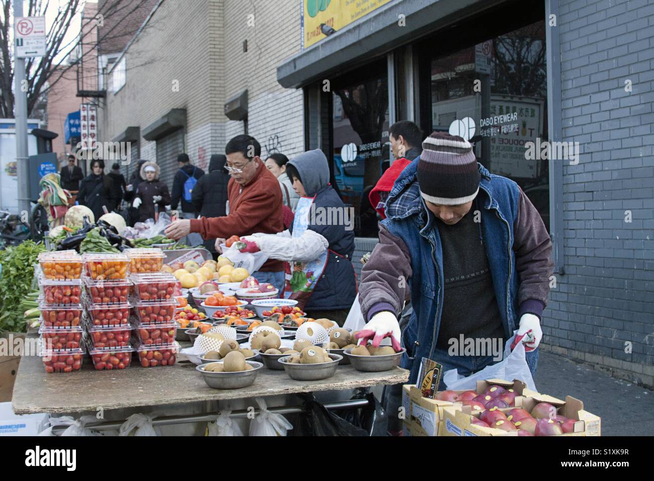 Straßenhändler in Flushing Chinatown. Main Street, Queens, New York Stockfoto