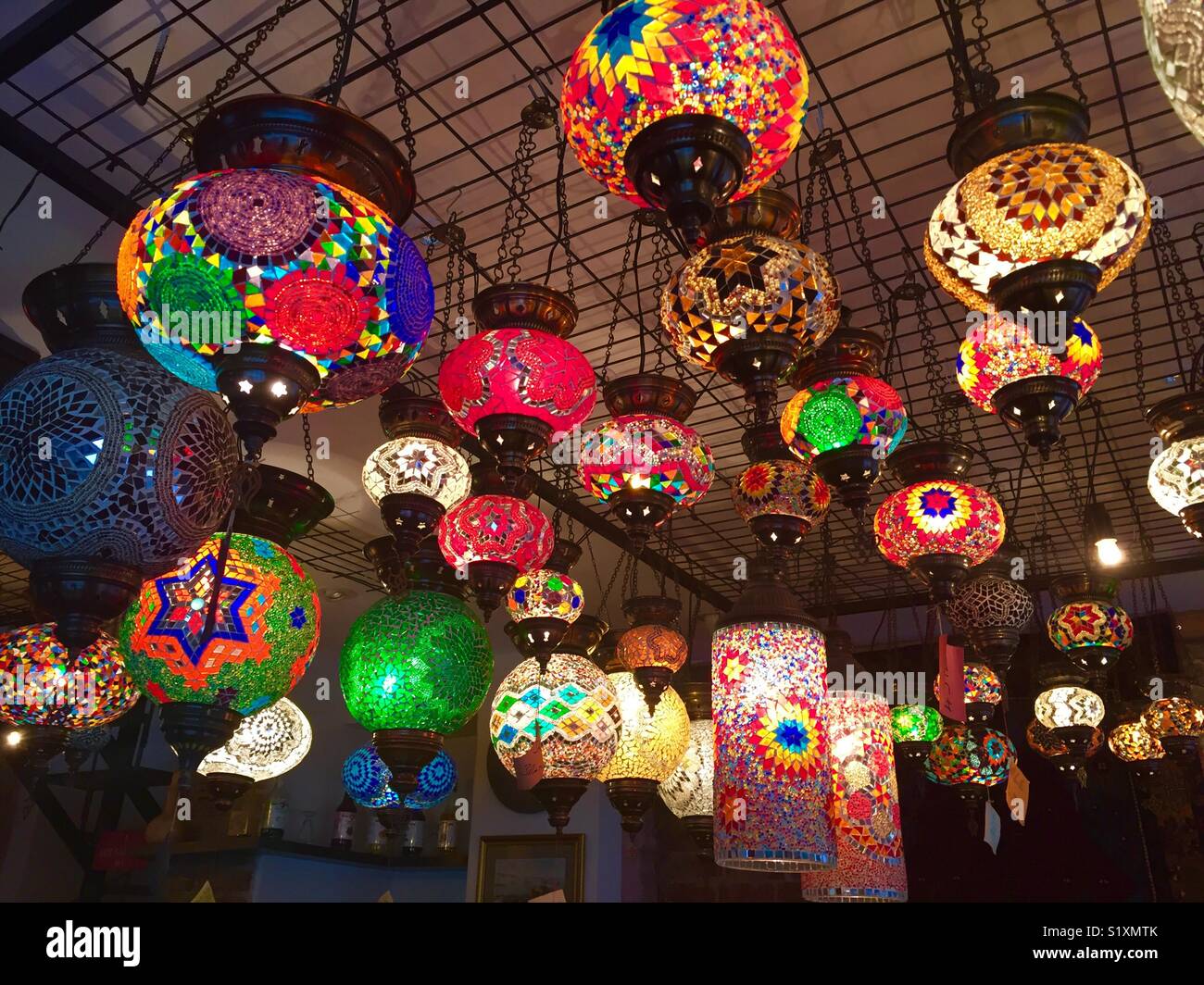 Handgefertigte türkische Glas Lampen in einem gemütlichen Café in Istanbul, Türkei hängen Stockfoto