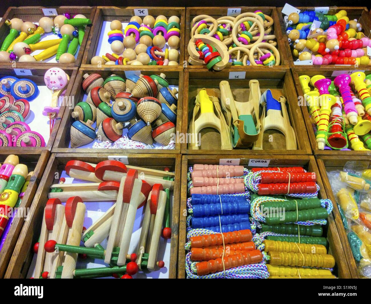 Holzspielzeug zum Verkauf. Stockfoto
