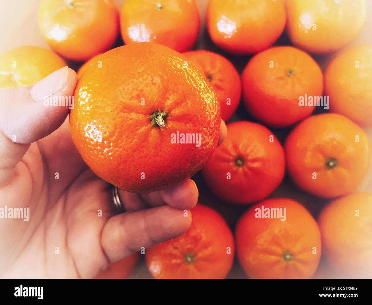 POV herauf eine orange - Smartphone-aufgenommenes Stockfoto