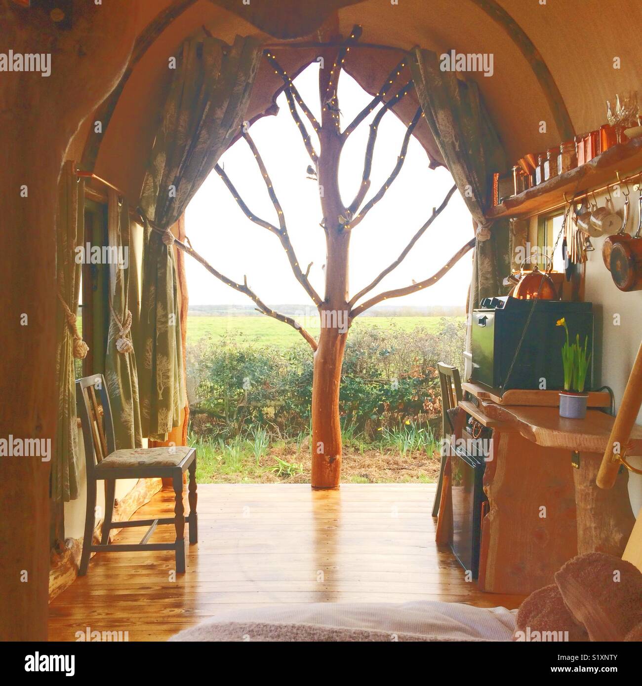 Bild Fenster in eine massgeschneiderte Hirten Hütte, Hampshire, England, Vereinigtes Königreich. Stockfoto