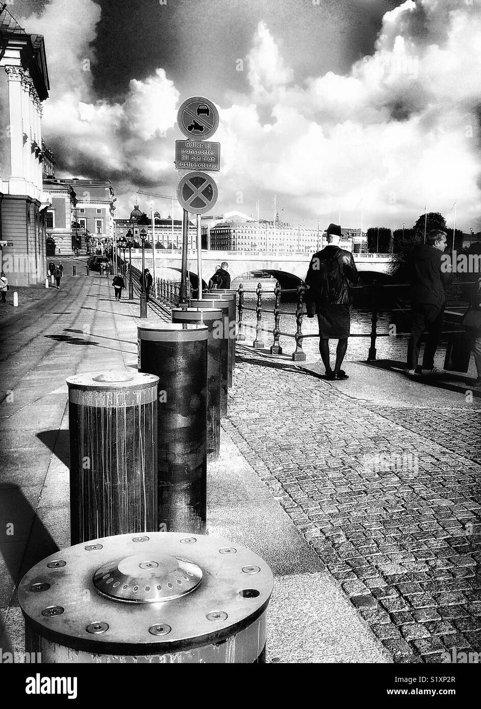 Touristen stehen auf Riksbron (Nationale oder staatliche Brücke), Stockholm, Schweden, Skandinavien. Arch Brücke zwischen Norrmalm mit der Insel Helgeandsholmen - Smartphone-aufgenommenes Stockfoto