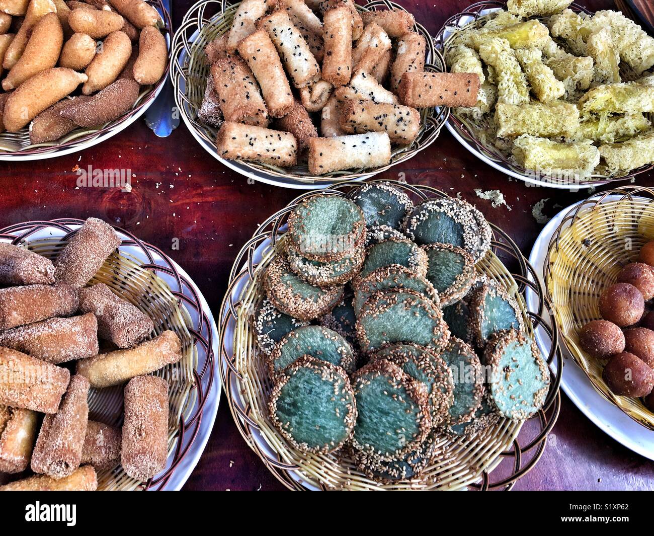 Auswahl an Leckereien an einer chinesischen Markt. Stockfoto