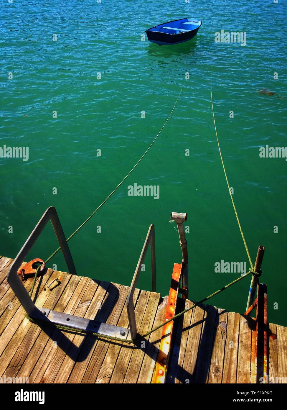 Ruderboot günstig an der hölzernen Dock - Smartphone-aufgenommenes Stockfoto