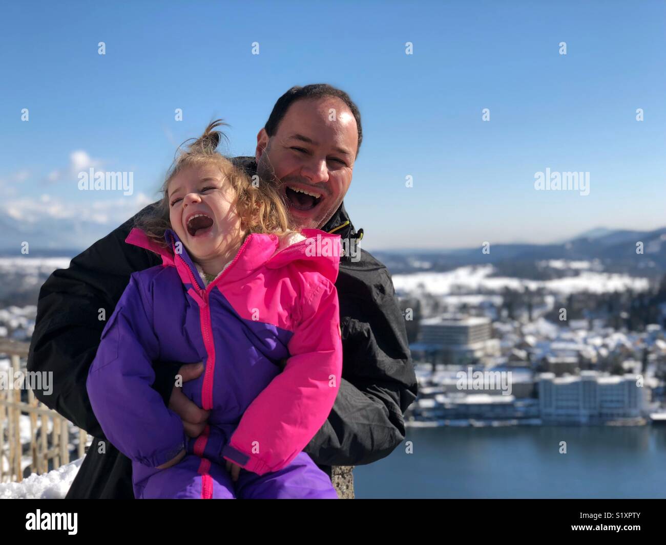 Vater und Tochter gemeinsam lachen Stockfoto