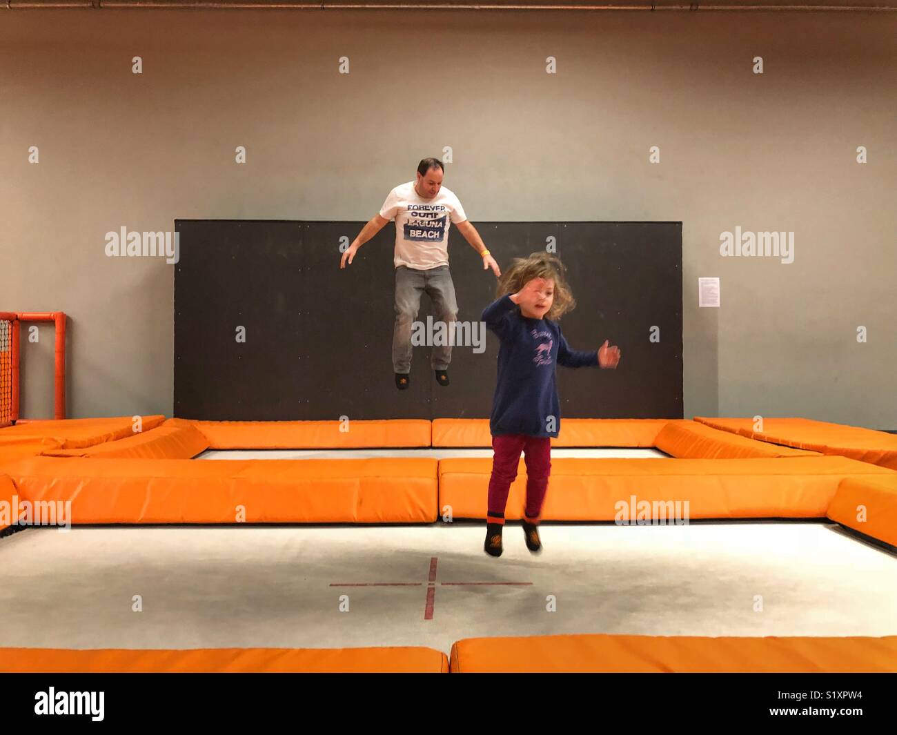 Vater und Tochter springen auf Trampolin Stockfoto