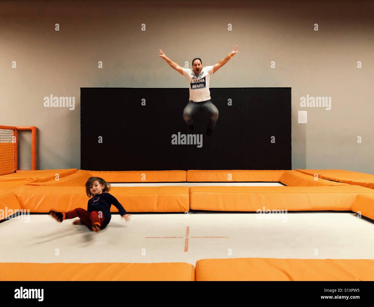 Vater und Kinder springen auf tampoline Stockfoto