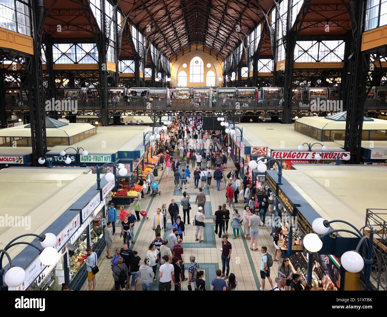Budapest, Ungarn - 16. Juni 2017: Blick auf die berühmten und historischen Große Markthalle (' Nagyvásárcsarnok" in Ungarisch) Einkaufszentrum Stockfoto