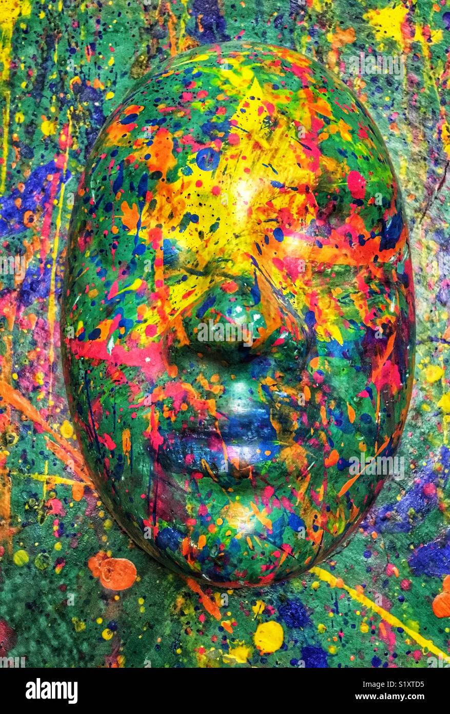Multicolor Maske auf einem Regenbogen splash Hintergrund - Smartphone-aufgenommenes Stockfoto