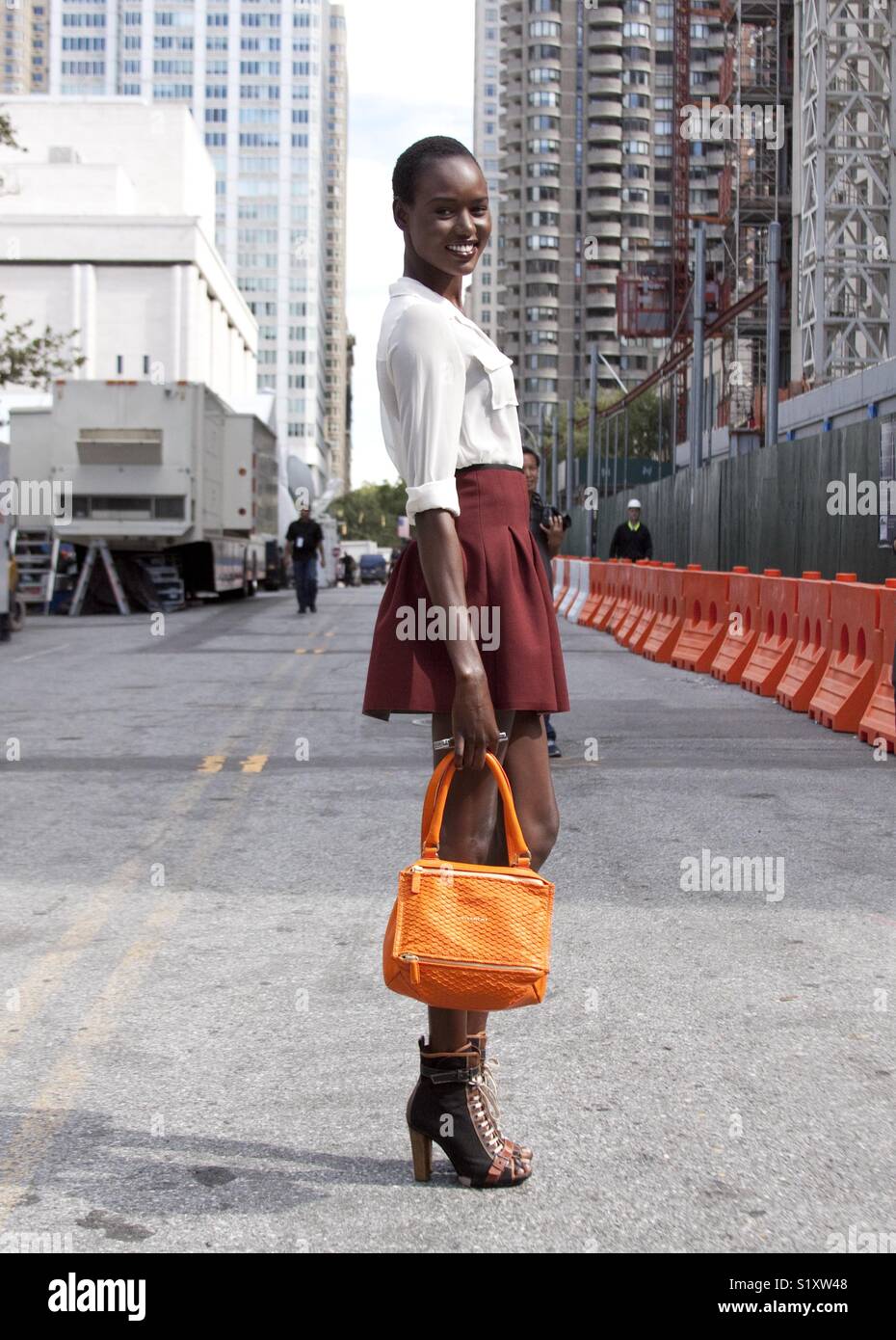 Schöne schwarze fashion model street style während der New York Fashion Week Stockfoto