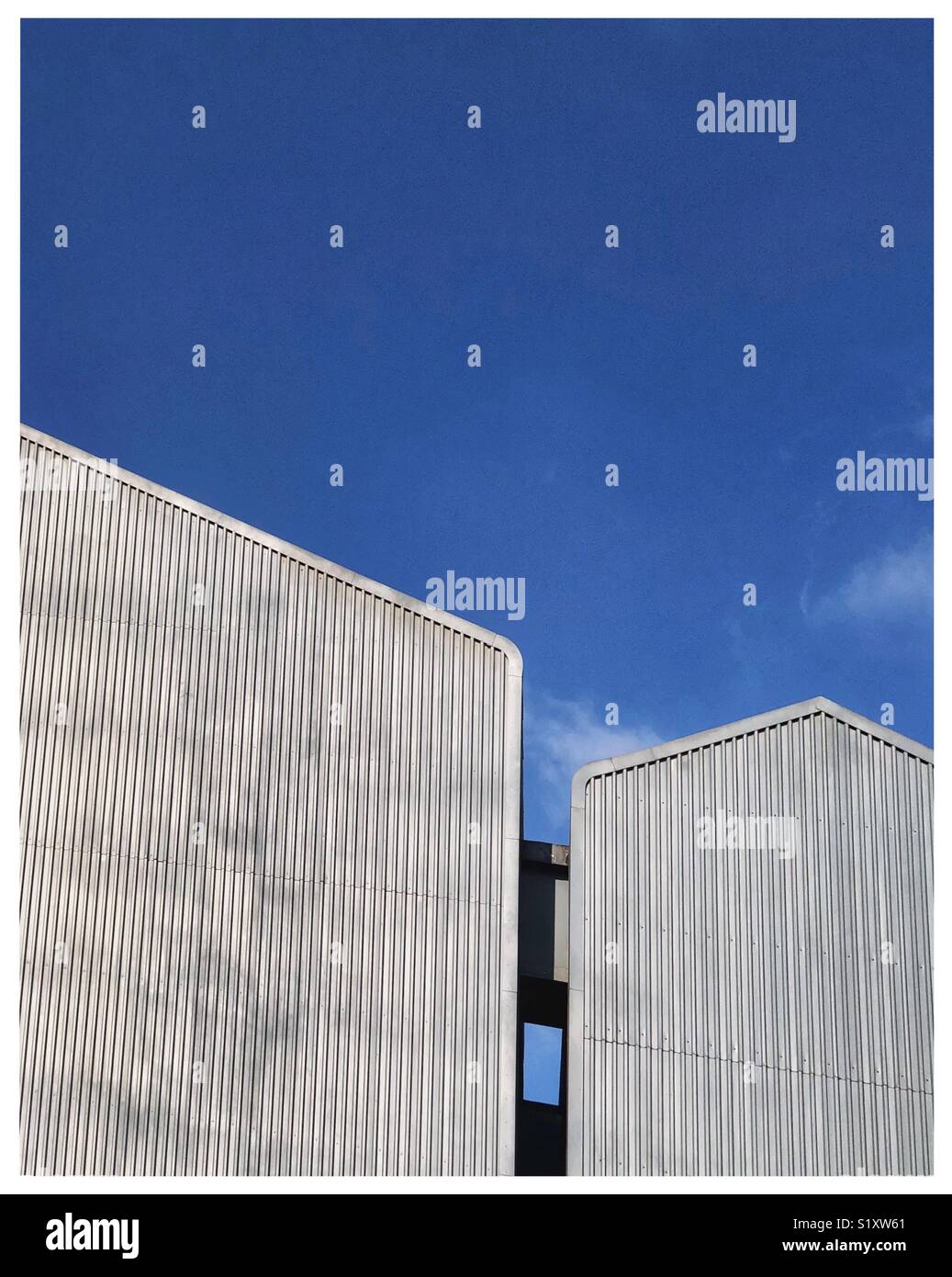 Abstract Industrial Building vor blauem Himmel Stockfoto