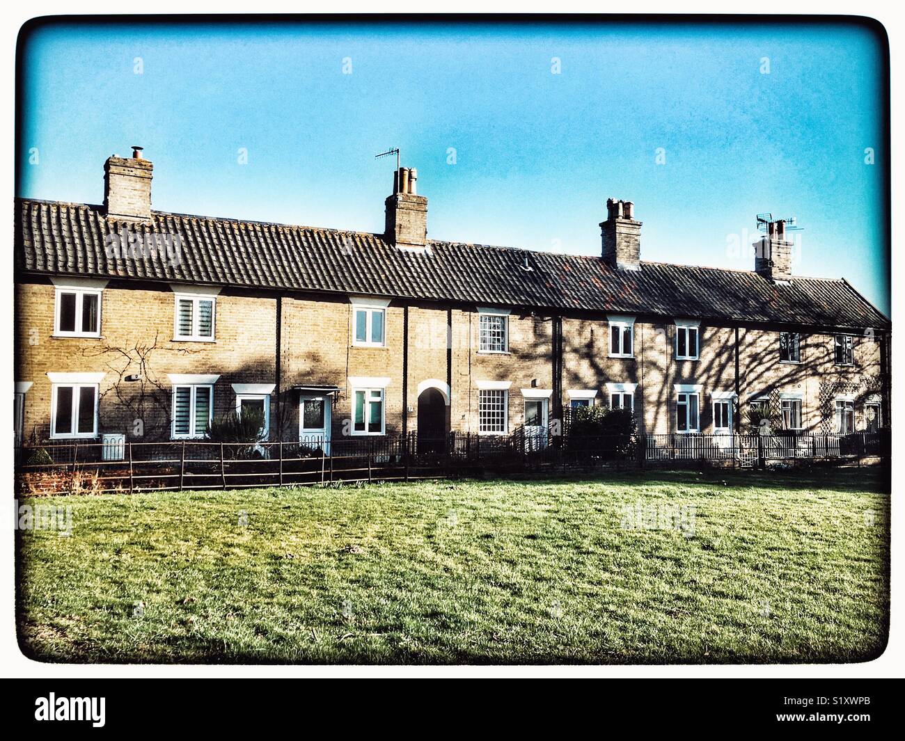 Traditionelle Reihenhäuser England - Smartphone-aufgenommenes Stockfoto