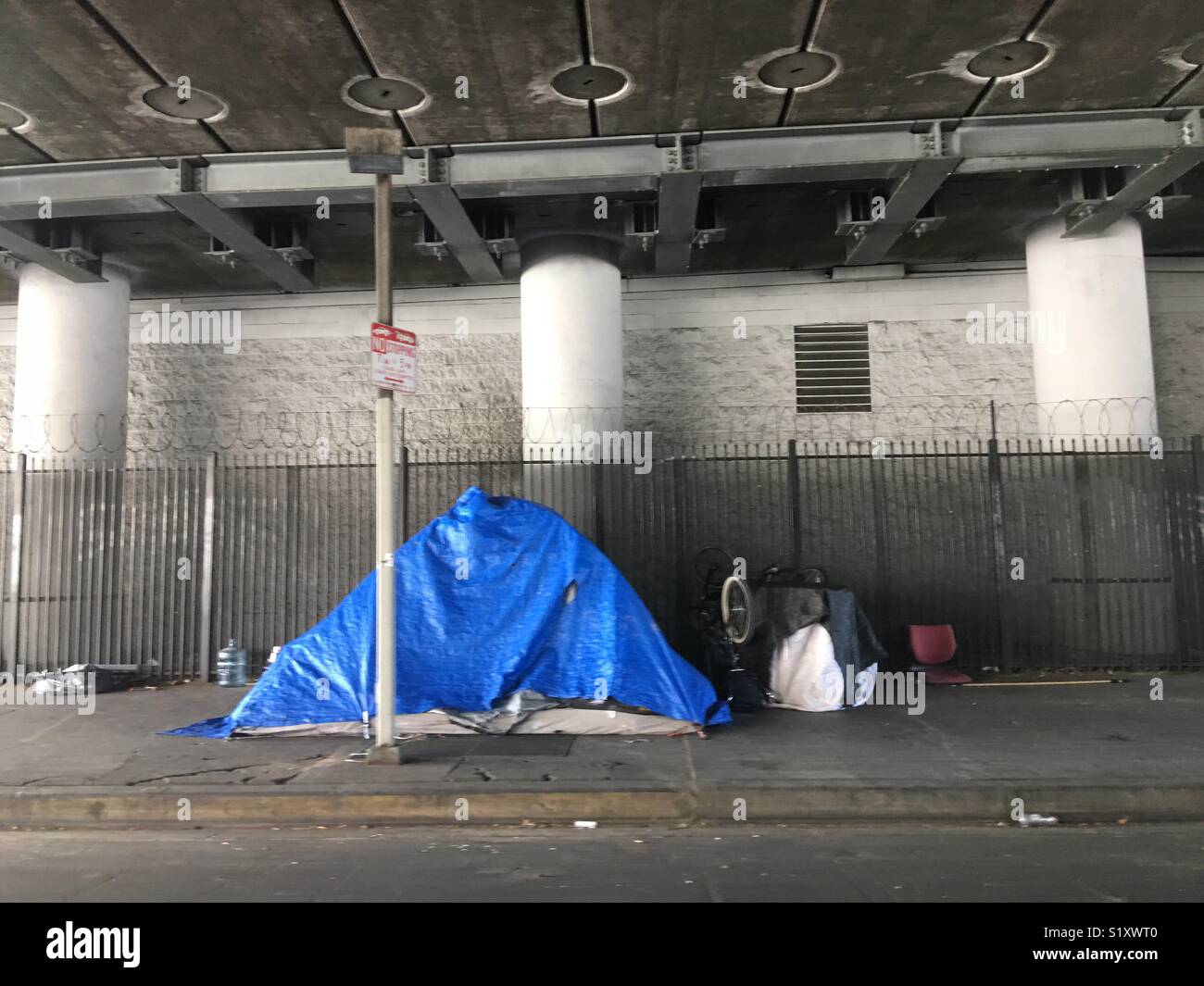 Die Obdachlosen Zelt berdacht mit blauer Plane und unter einer Brcke in  der Innenstadt von Los Angeles, Kalifornien warf Stockfotografie - Alamy