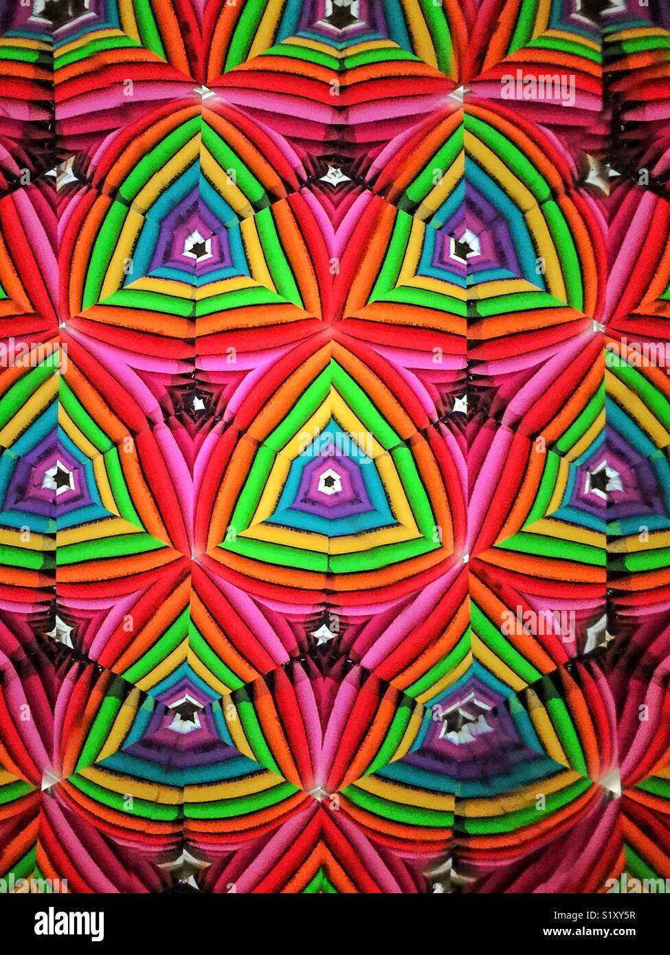 Buntstifte in Regenbogenfarben als durch Kaleidoskop gesehen Stockfoto