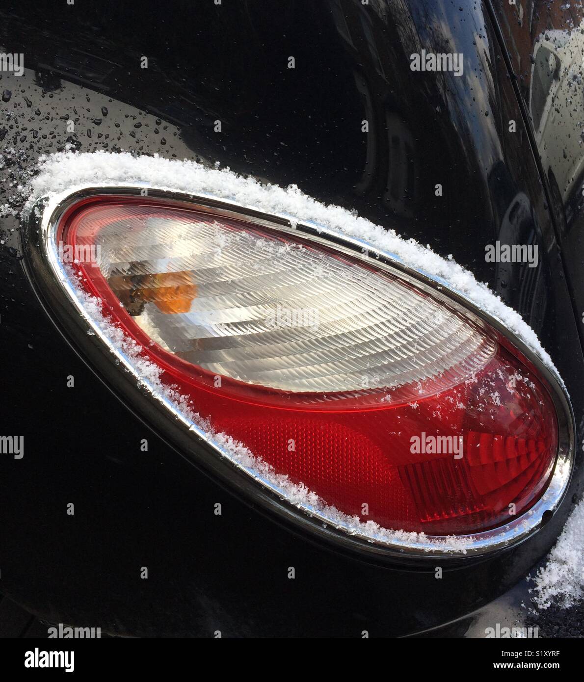 Schnee auf dem Auto Licht Stockfoto