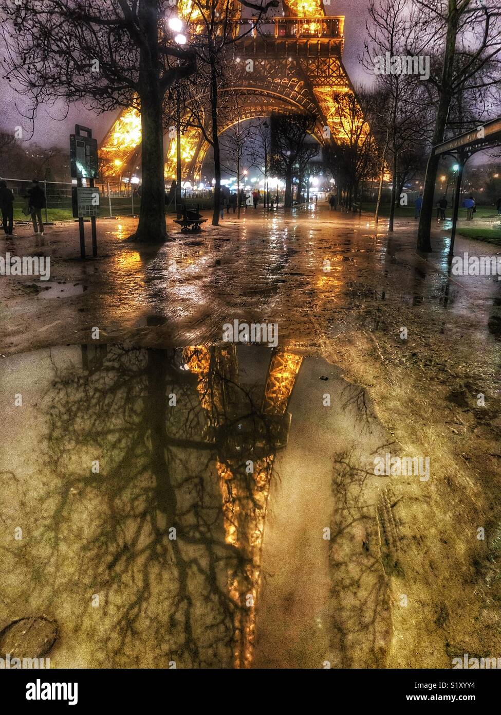Eiffelturm spiegelt sich in einer Pfütze Stockfoto