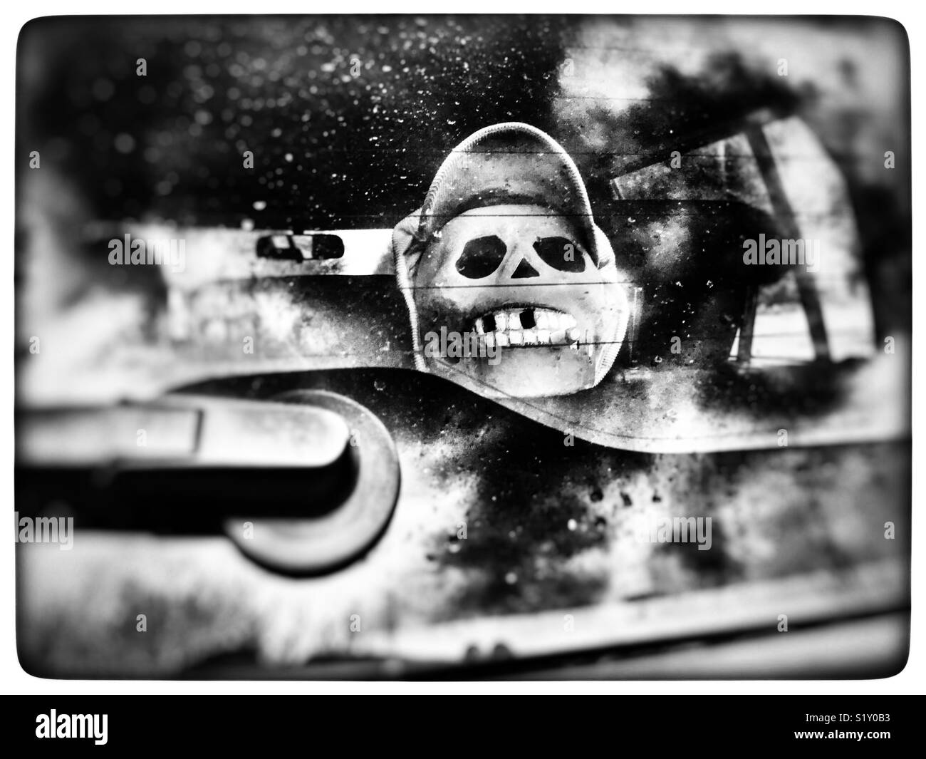 Scary Maske auf der Heckablage des Autos Stockfoto