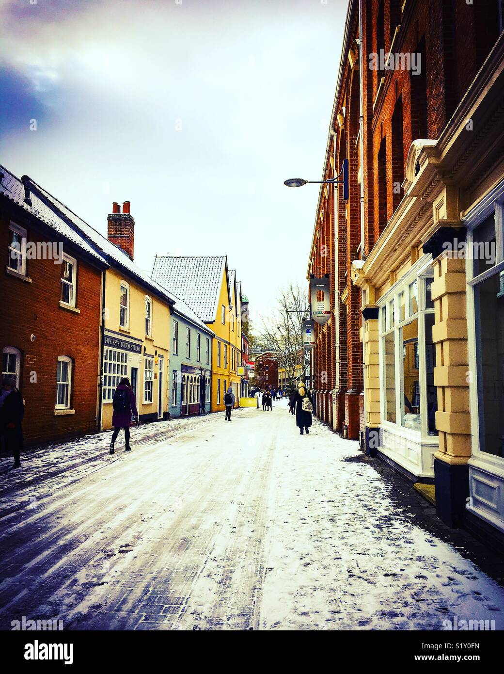 Eine Straße in Norwich, England in einer kalten, verschneiten Tag Stockfoto