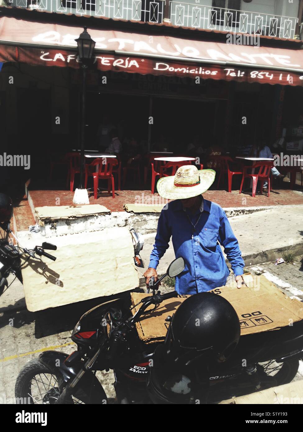Eine lokale kolumbianischen Mann, der vor ein Motorrad in Bogota, Kolumbien Stockfoto