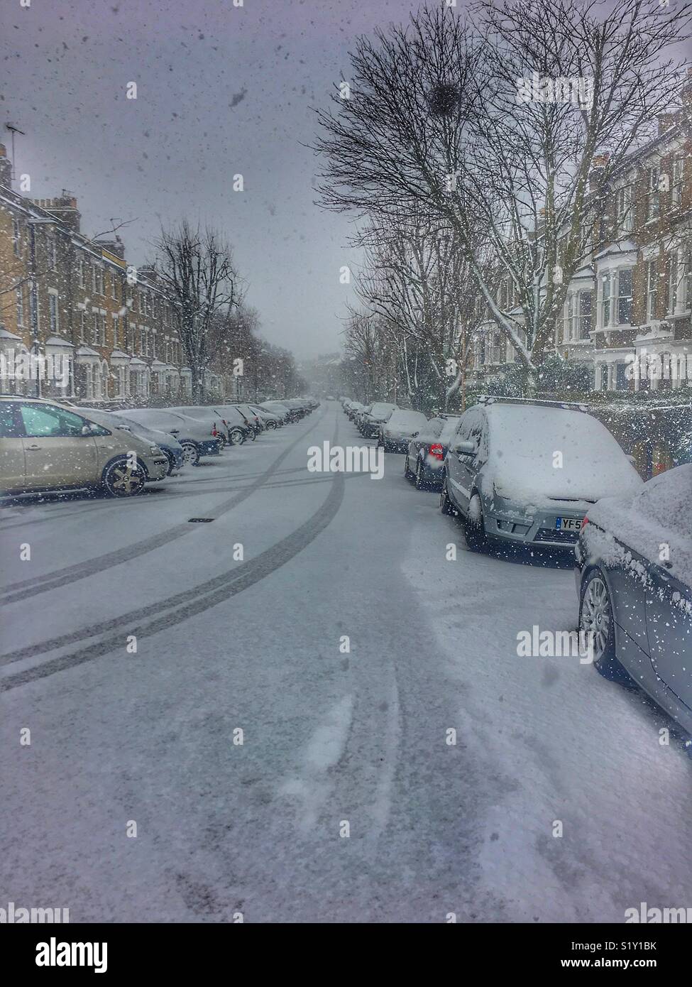 Wohnstraße mit schweren Schnee in London, während der sogenannten Tier aus dem Osten stürmisches Wetter am 28. Februar 2018 Stockfoto