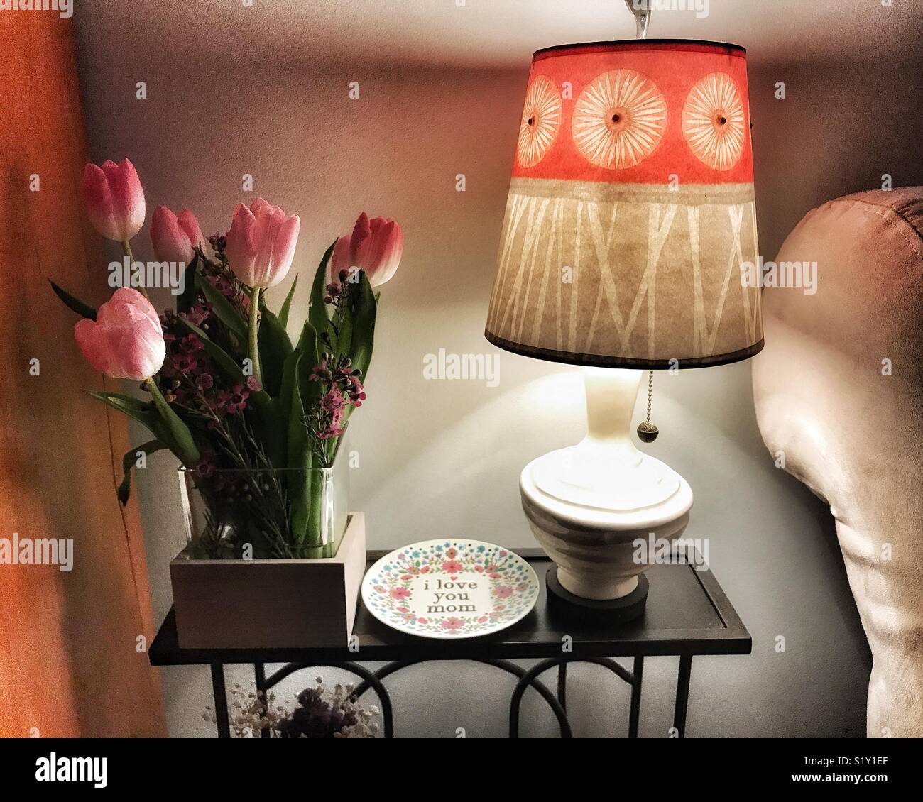 Umgebungslicht Stillleben mit Lampe, Tulpen und personalisierte Gericht. Stockfoto