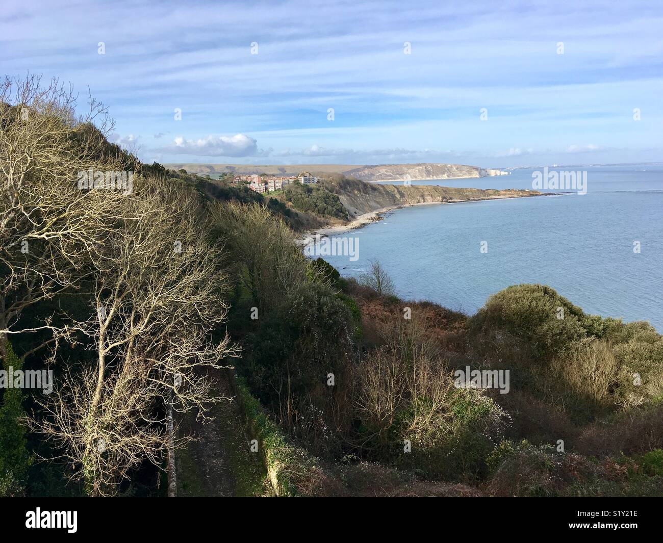 Küste von Dorset in der Nähe von Swanage unter einem blauen Himmel - Smartphone-aufgenommenes Stockfoto