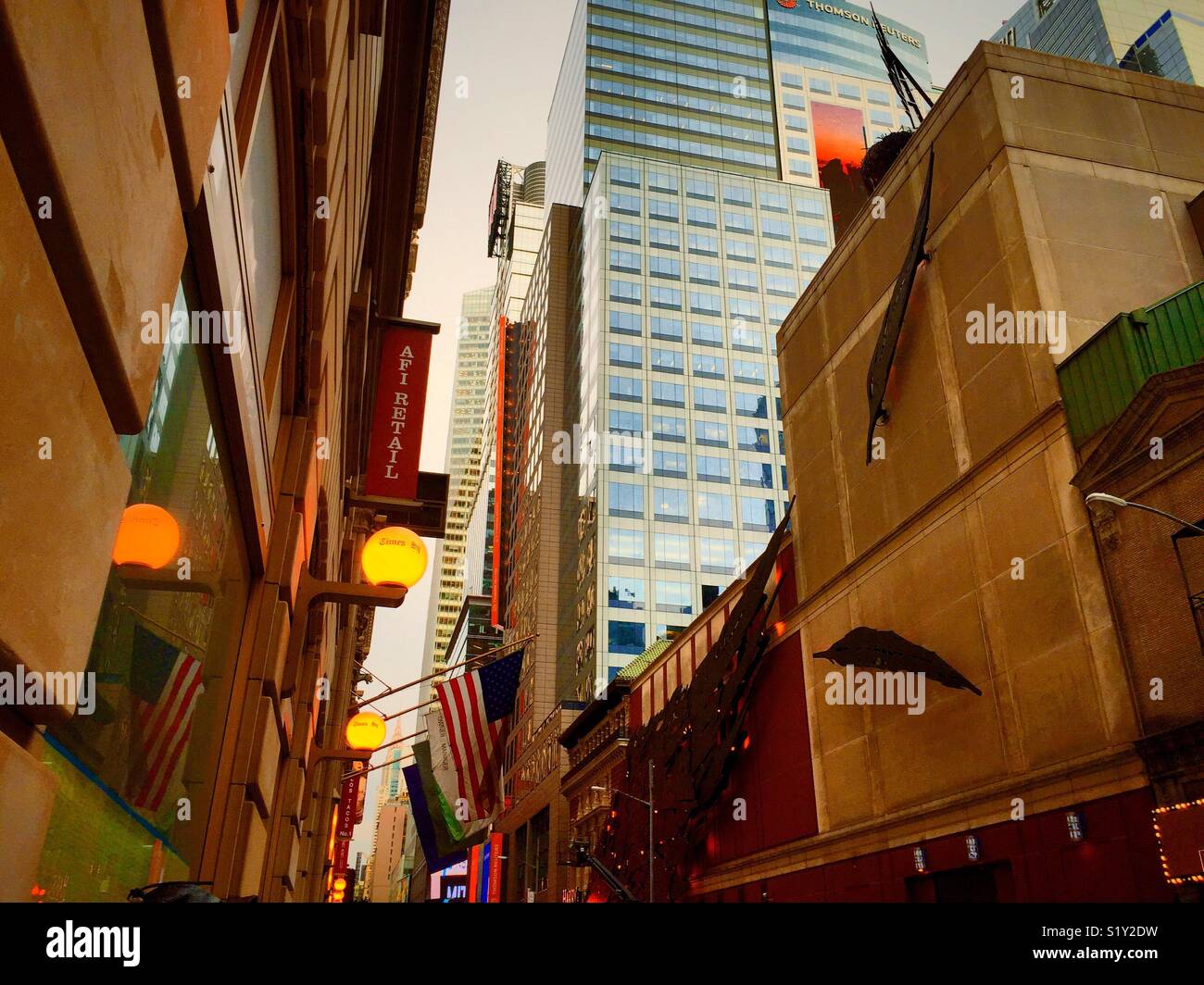 Der Times Square und das alte New York Times auf der 43rd St., New York City, USA - Smartphone-aufgenommenes Stockfoto