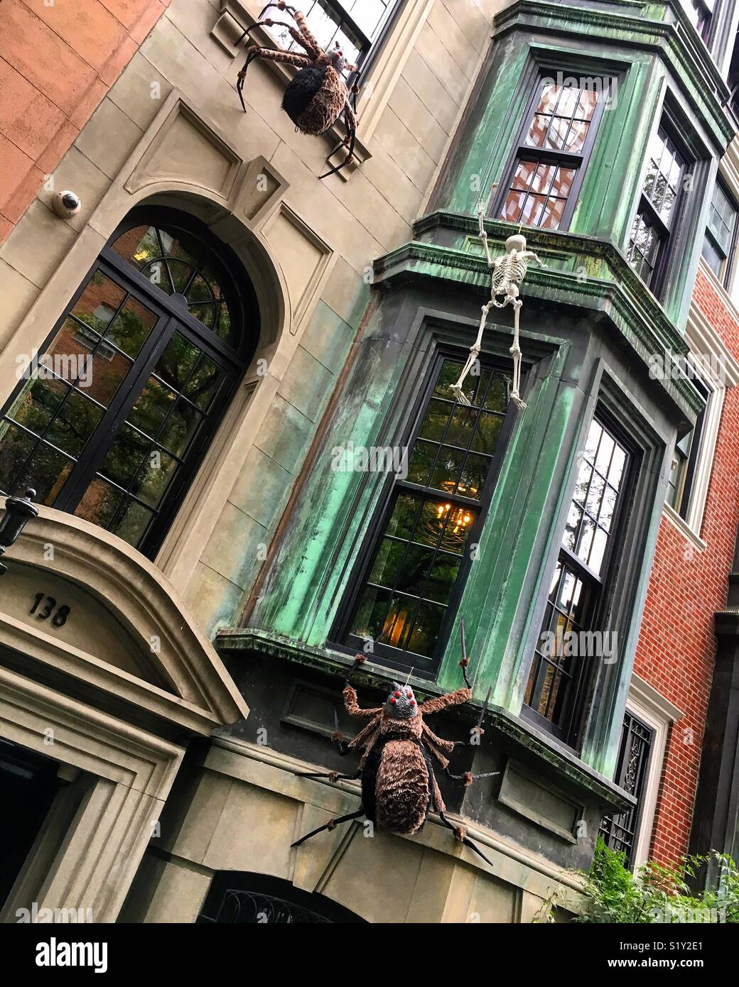 Halloween Kreaturen auf ein Gebäude auf der UES in New York Stockfoto