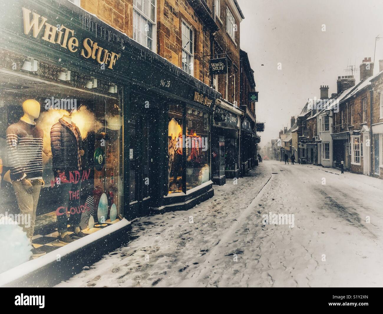 Sturm Emma. Eine Schneedecke billige Straße, Sherbourne, Dorset, und ein Geschäft namens "Weißes Zeug" Stockfoto