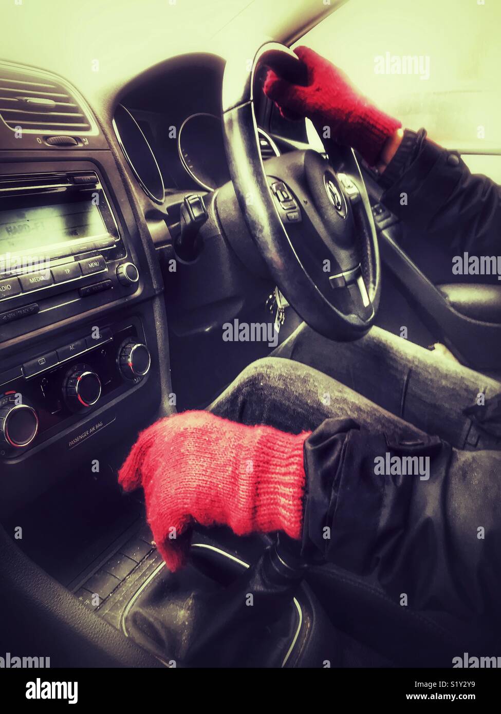Erwachsene Frau das Tragen der roten Handschuhe aus Gewirken, Autofahren im  Winter Stockfotografie - Alamy