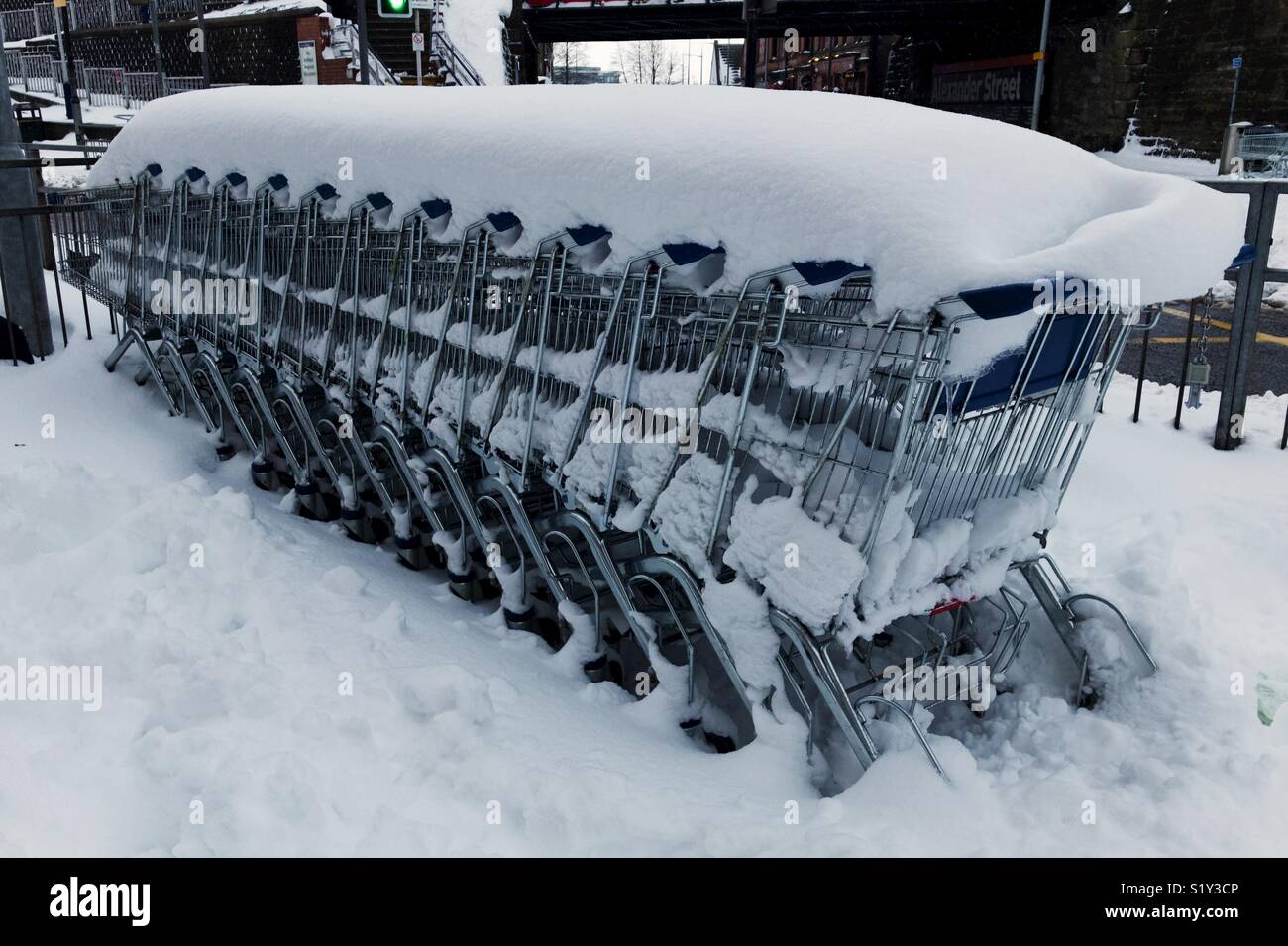 Einkaufswagen geparkt im Schnee - Smartphone-aufgenommenes Stockfoto