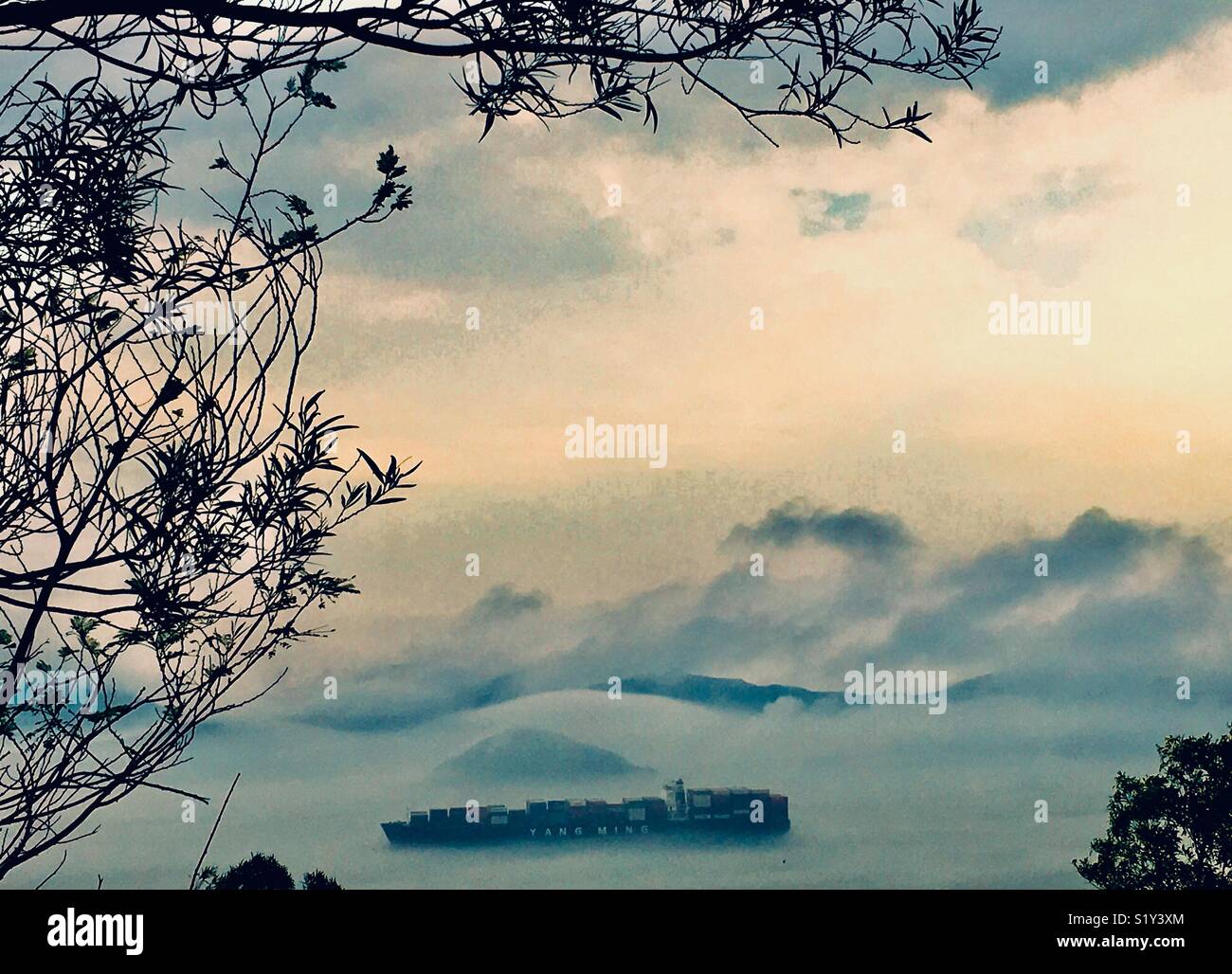 Morgennebel über dem Osten Lamma Kanal in Hongkong. Stockfoto