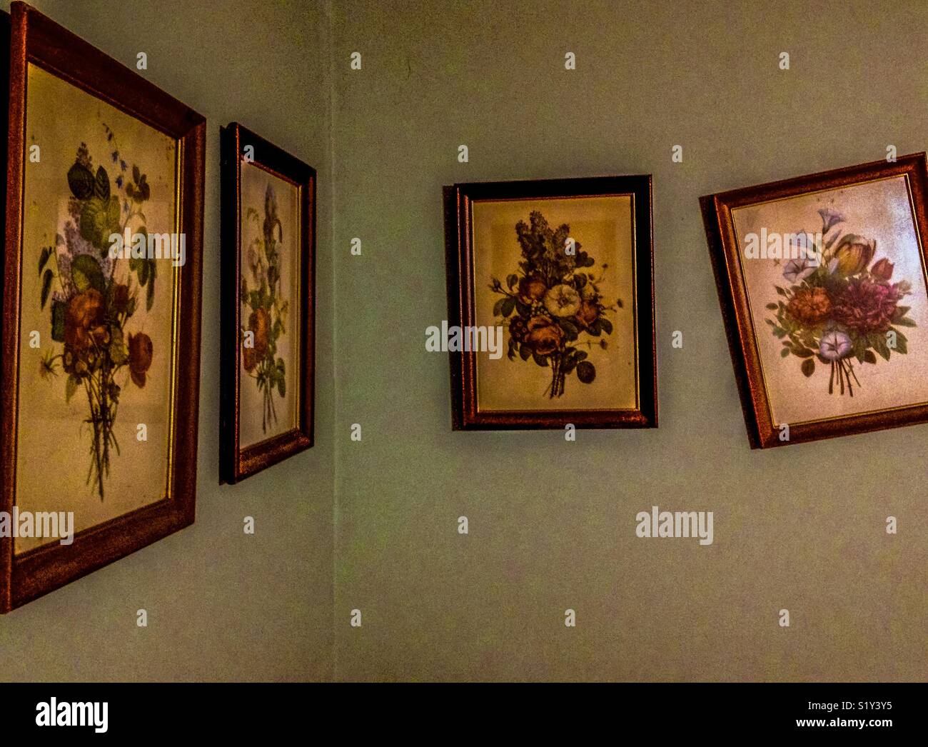 Nostalgisches Foto betrachten von floralen Prints an der Wand Ecke Stockfoto