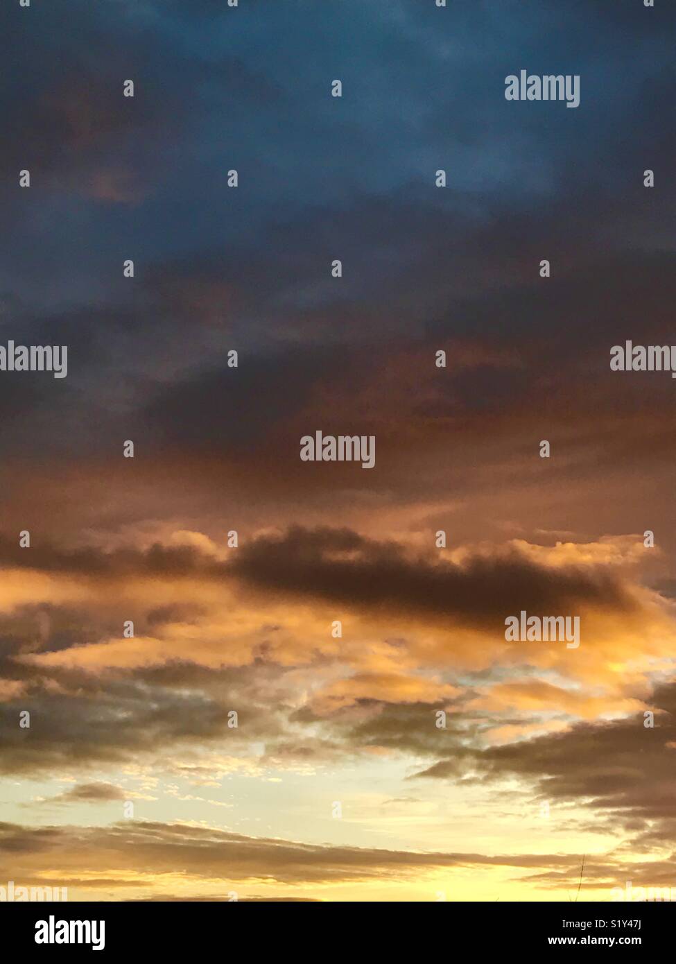 Sonnenuntergang Himmel. - Smartphone-aufgenommenes Stockfoto