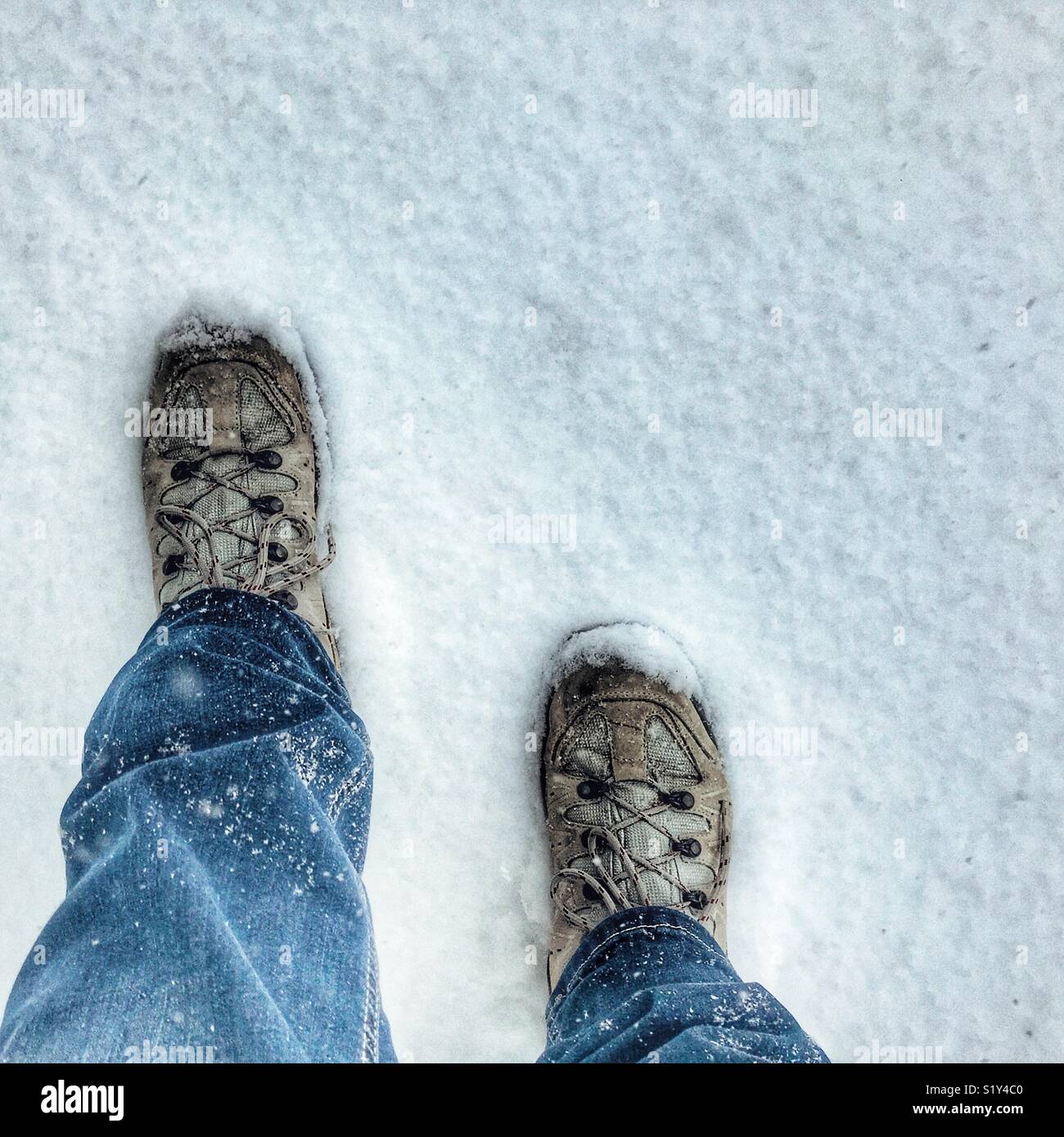 POV blaue Jeans, Wanderschuhe im Schnee, während ein Blizzard, März 2018, Sturm Emma in Sherborne, Dorset, England Stockfoto POV blaue Jeans, Wanderschuhe im Schnee, während ein Blizzard, März 2018, Sturm Emma in Sherborne, Dorset, England Stockfoto