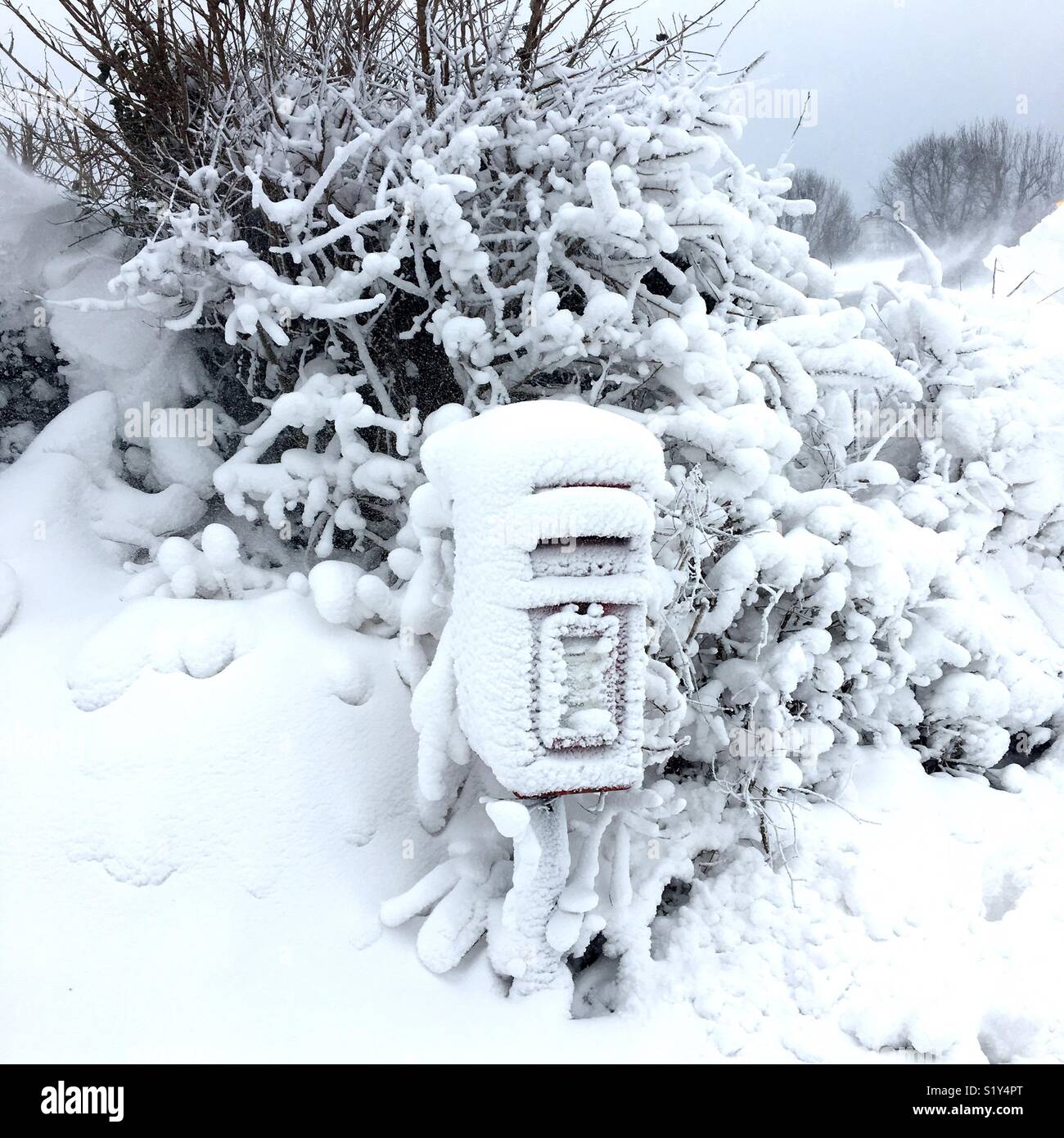 Schnee bedeckt Post Box während das Tier aus dem Osten, dass Großbritannien Anfang März 2018 schlagen gesehen. Stockfoto