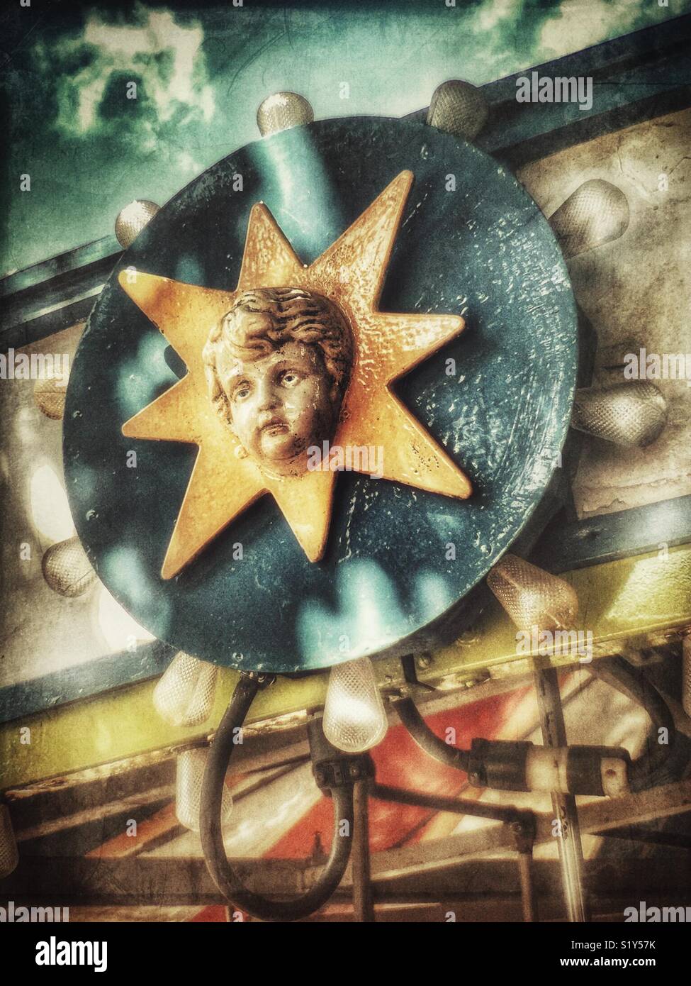 Cherubischen Gesicht auf kiddie Karussell - Smartphone-aufgenommenes Stockfoto