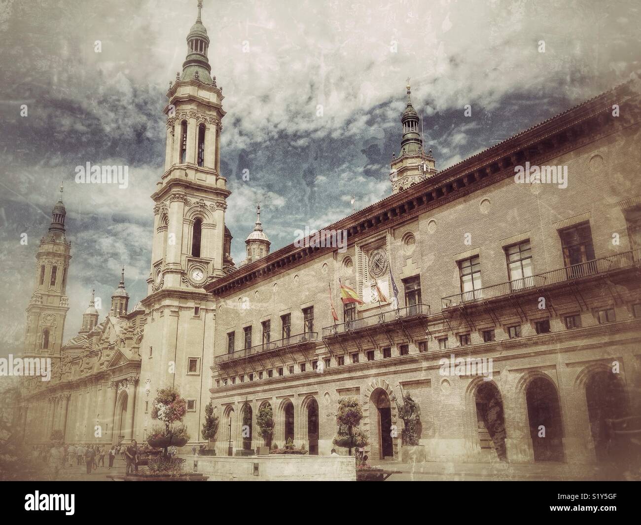 Blick auf die Basilika Unserer Lieben Frau von der Säule und dem Rathaus in Zaragoza, Spanien Stockfoto