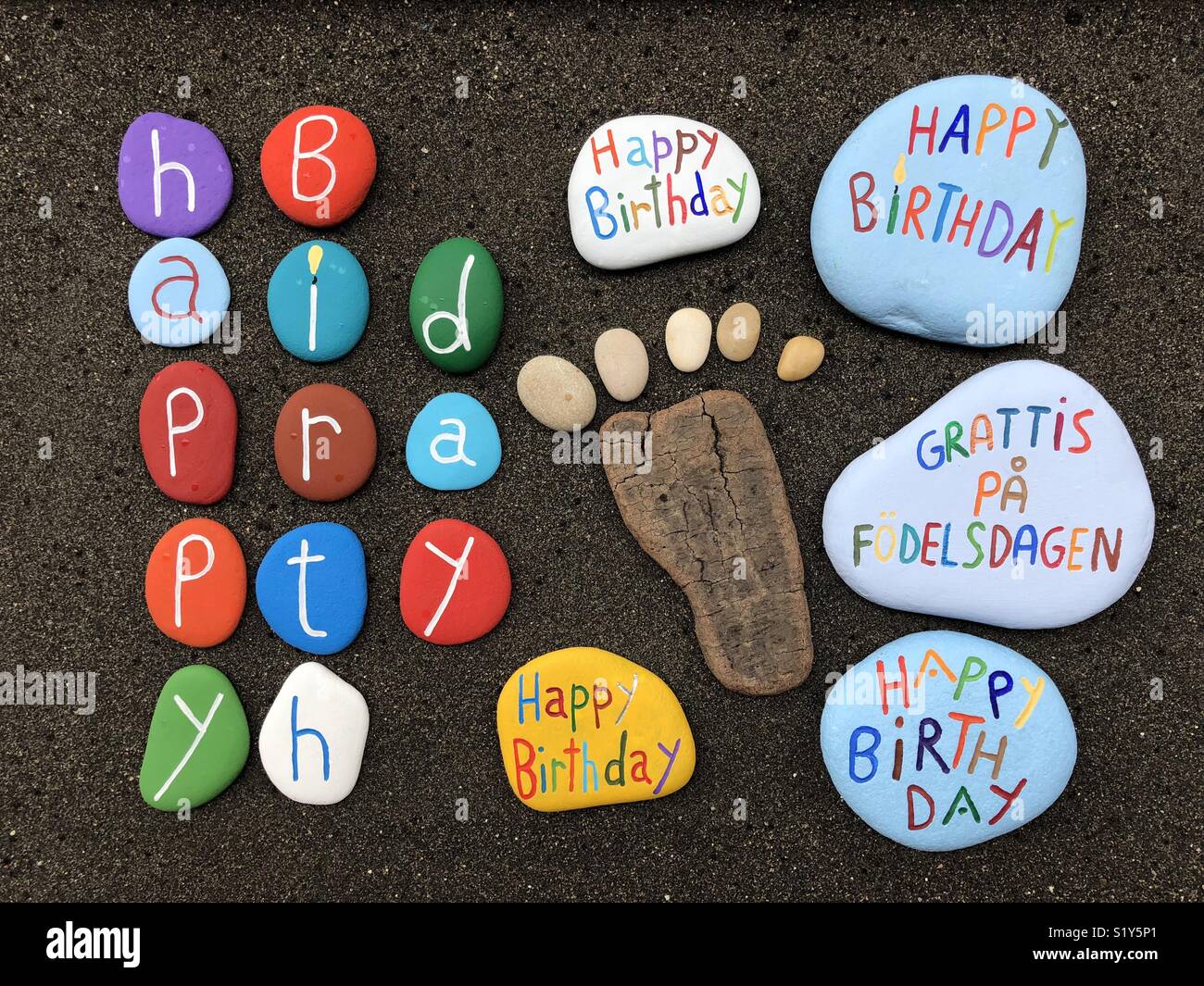 Herzlichen Glückwunsch zum Geburtstag lustig bunten Steinen Zusammensetzung  über schwarzen vulkanischen Sand Stockfotografie - Alamy