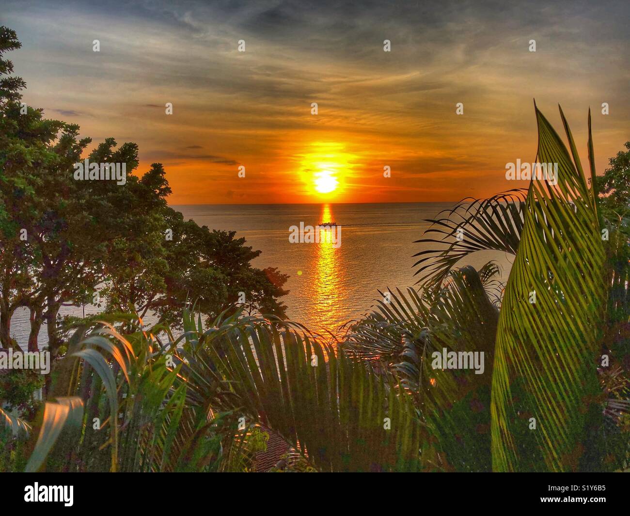 Traumhafte Sonnenuntergänge über der Andamanensee, Phuket. - Smartphone-aufgenommenes Stockfoto